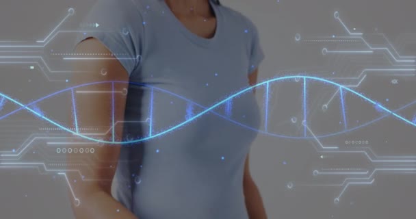 出産時の女性が肘を保持する中央部におけるDna鎖とネットワーク図のアニメーション 医療研究 技術の概念デジタル生成されたビデオ — ストック動画