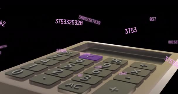 黒の背景に数字の上に回転計算機のアニメーション 学校のコンセプトデジタルで生成されたビデオ — ストック動画