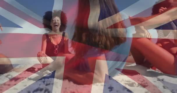 Animacja Różnorodnych Przyjaciół Plaży Nad Flagą Wielkiej Brytanii Brytyjski Patriotyzm — Wideo stockowe