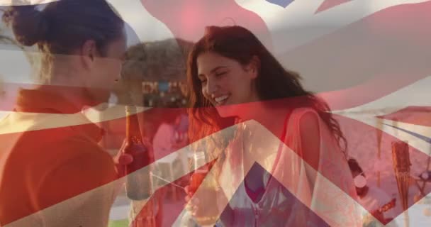 Animace Různých Přátel Pláži Přes Vlajku Velké Británie Britský Vlastenectví — Stock video