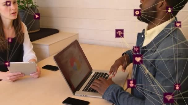 Muhtelif Erkek Kadınların Ofiste Tartıştığı Iki Küresel Dijital Ikon Animasyonu — Stok video