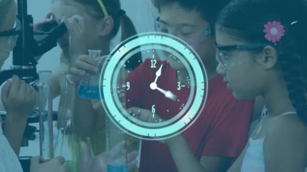 試験管内や顕微鏡で液体を注ぐ多様な学生以上のデジタル時計のアニメーション デジタル複合体 複数の露出 子供時代 団結と教育の概念 — ストック動画