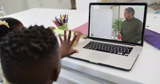 出生男性教師とラップトップオンライン学習上のアフリカ系アメリカ人の男の子と女の子の構成 オンライン教育の概念 — ストック動画