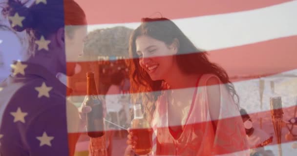Animacja Różnorodnych Przyjaciół Imprezie Plaży Nad Flagą Usa Amerykański Patriotyzm — Wideo stockowe