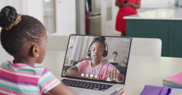 Nternette Afro Amerikan Bir Kızın Afrikalı Amerikalı Liseli Kızdan Öğrenme — Stok video