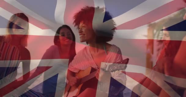 Анімація Різноманітних Друзів Пляжній Вечірці Над Прапором Великої Британії Британський — стокове відео