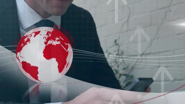 旋转的地球仪和箭头图标在咖啡馆用智能手机攻击高加索商人的动画 全球联网和商业技术概念 — 图库视频影像