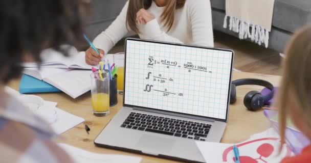 Bilgisayardaki Çeşitli Öğrencilerin Kompozisyonu Çevrimiçi Öğrenme Ekranda Matematik Ile Eğitim — Stok video