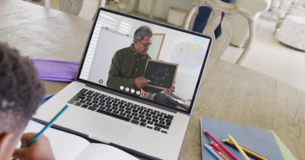 온라인으로 아프리카 미국인 아이가 교사와 배우는 내용을 있습니다 온라인 — 비디오