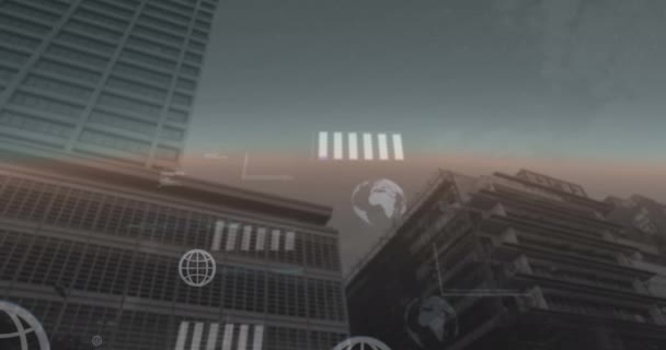 Animacja Globusów Wykresów Języka Komputerowego Przed Niskokątnym Widokiem Budynków Niebo — Wideo stockowe