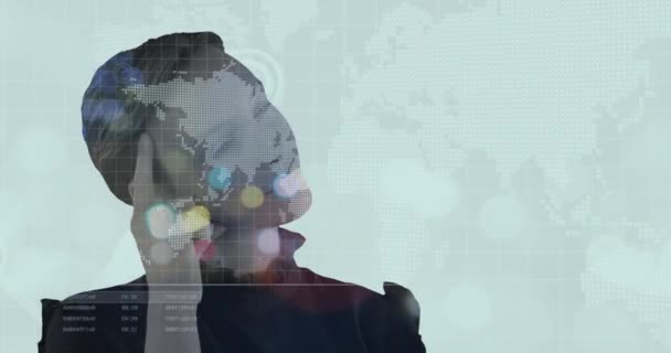 Animacja Obracającej Się Mapy Świata Nad Szczęśliwą Nieformalną Białą Bizneswoman — Wideo stockowe