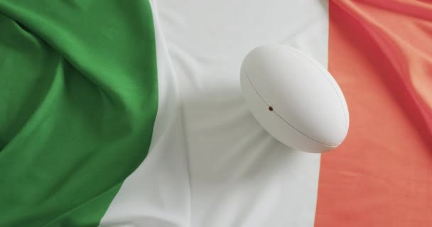 Ballon Rugby Blanc Dessus Drapeau Irlande Avec Espace Copie Ralenti — Video