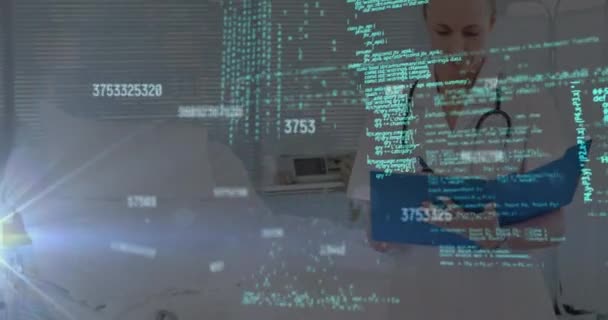 ノートに書いている女性の白人医師の上に数字とコンピュータ言語を変更するアニメーション デジタル複合体 複数の露出 コーディング ヘルスケア テクノロジーの概念 — ストック動画