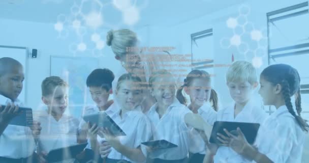 多様な教師と生徒に対するDna鎖図とデータ処理のアニメーション 子供時代 学習の概念デジタル生成ビデオ — ストック動画
