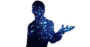 Beyaz arka planda parlayan mavi ışık lekeleriyle dolu elleri açık bir adam silueti. İş, ilham, çözümler, teknoloji ve yaratıcılık dijital olarak oluşturuldu.