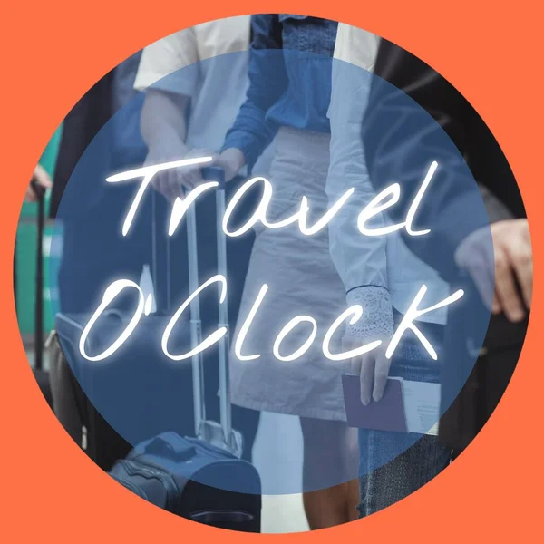 オレンジのスーツケースとパスポートを持つ多様な旅行者の円形のイメージについての旅行時のテキスト ソーシャルメディア旅行や休暇の投稿の背景テンプレートデジタル生成画像 — ストック写真