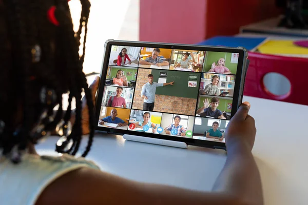 Různorodé Školáci Mužskou Učitelkou Kteří Mají Tablet Video Hovor Školství — Stock fotografie
