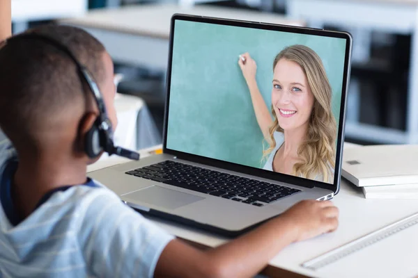 Mångsidig Skolpojke Med Hörlurar Och Kvinnlig Lärare Som Har Laptop — Stockfoto