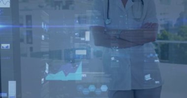 Kollarını kavuşturmuş gülümseyen beyaz kadın doktorun üzerinde grafikler ve ticaret panoları. Dijital bileşik, çoklu pozlama, hastane, rapor, iş, tıbbi ve borsa kavramı.