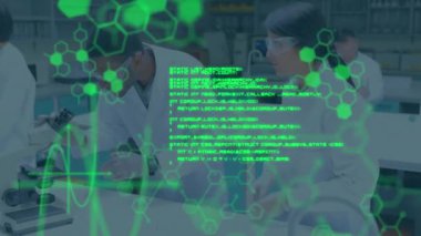 Bilgisayar dili animasyonu, altıgenler, mikroskop kullanarak örnek inceleyen çeşitli bilim adamları. Dijital bileşik, çoklu pozlama, kodlama, tıbbi, takım çalışması, sağlık ve teknoloji konsepti.