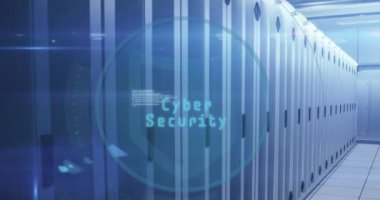 Yuvarlak tarayıcı üzerinden siber güvenlik metninin animasyonu ve bilgisayar sunucu odasına karşı veri işleme. Siber güvenlik ve iş veri depolama teknolojisi kavramı