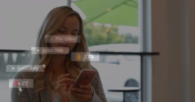 Akıllı telefon kullanan beyaz bir kadın üzerinde sosyal medya veri işleme animasyonu. Dijital olarak oluşturulmuş küresel sosyal medya, ağlar, hesaplama ve veri işleme kavramı.