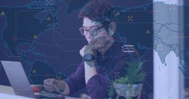 Ofiste yemek yerken dizüstü bilgisayarına bakan Asyalı adama karşı dünya haritasının animasyonu. Küresel ağ ve iş teknolojisi kavramı