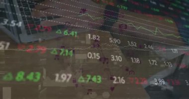 Beyaz adamın dizüstü bilgisayarını kullanarak finansal veri işleme animasyonu. Küresel iş, finans, bilgisayar ve veri işleme kavramı dijital olarak oluşturulmuş video.