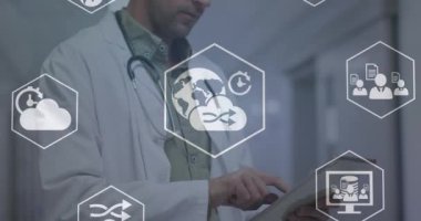 Lenslerin üzerindeki altılar içinde bilgisayar simgesinin canlandırılması, beyaz doktorun not defterini okuması. Dijital bileşik, çoklu maruz kalma, tıbbi, sağlık, bulut hesaplama ve teknoloji kavramı.