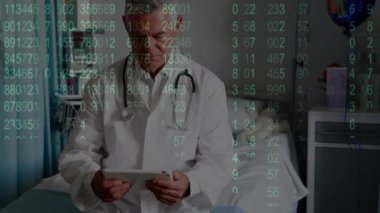 Tablet kullanan beyaz erkek doktor üzerinden finansal veri işleme animasyonu. Küresel tıp, dijital arayüz ve veri işleme kavramı dijital olarak oluşturulmuş video.