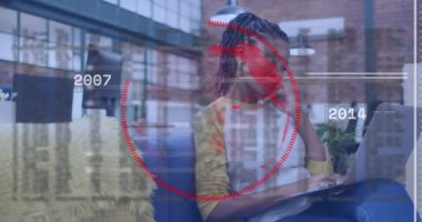 Ofiste dizüstü bilgisayar kullanan Afro-Amerikan bir kadın üzerinde veri işleme ve dönen dünyanın animasyonu. Küresel ağ ve iş teknolojisi kavramı