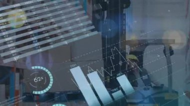 Depoda forklift kullanan beyaz erkek işçinin istatistiksel veri işleme animasyonu. Küresel ağ ve lojistik iş teknolojisi kavramı