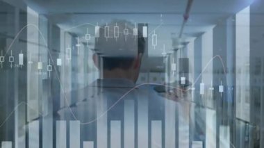 Akıllı telefondan konuşan erkek mühendisin dikiz aynasıyla istatistiksel veri işleme animasyonu. Küresel ağ ve iş veri depolama teknolojisi kavramı