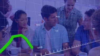 Değişen numaralarla grafik animasyonu. Çeşitli iş arkadaşlarının ofiste raporları tartışması. Dijital bileşik, çoklu pozlama, iş, büyüme, takım çalışması ve planlama kavramı.