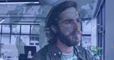 Ofiste pencereden dışarı bakan düşünceli beyaz adama karşı dünya haritası animasyonu. Küresel ağ ve iş teknolojisi kavramı