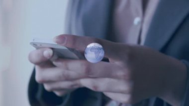 Akıllı telefon kullanan beyaz iş adamının finansal veri işleme animasyonu. Küresel iş, finans, dijital arayüz ve dijital olarak oluşturulan veri işleme kavramı.