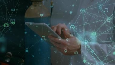 Tablet kullanan beyaz erkek bilim adamı üzerinden bağlantı ve veri işleme ağının animasyonu. Küresel bilim, bilgisayar ve veri işleme kavramı dijital olarak oluşturulmuş video.