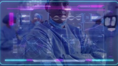 Çift ırklı erkek doktor üzerinde veri işleme animasyonu. Küresel tıp, bağlantılar, dijital arayüz, hesaplama ve veri işleme kavramı dijital olarak oluşturuldu.