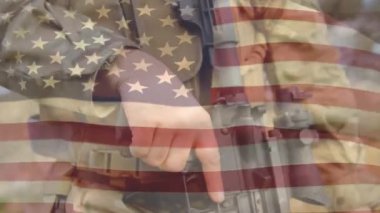 Amerikan bayrağının Kafkas askerleri üzerinde canlandırılması. Amerikan vatanseverliği, silahlı kuvvetler ve savunma konsepti dijital olarak oluşturulmuş video.