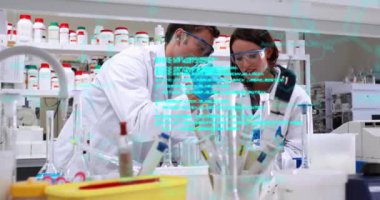 Bilgisayar dili animasyonu, molekül yapıları, laboratuvarda deneyler yapan çeşitli bilim adamları. Dijital bileşik, çoklu pozlama, kodlama, takım çalışması, tıbbi, sağlık ve teknoloji konsepti.