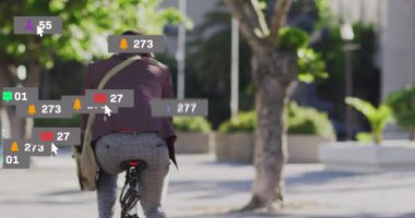 Sokakta bisiklet süren Afro-Amerikan bir adamın dikiz aynasındaki sosyal medya simgelerinin animasyonu. Sosyal medya ağı ve iş teknolojisi kavramı