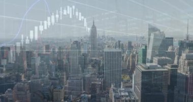 Şehir manzarasının havadan görüntüsüne karşı finansal ve borsa veri işleme animasyonu. Küresel ekonomi ve iş teknolojisi kavramı