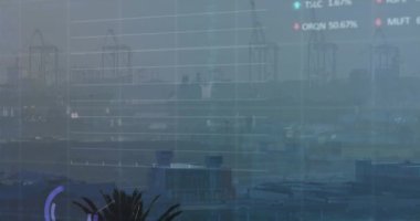 Şehir manzarasının havadan görüntüsüne karşı istatistiksel ve borsa veri işleme animasyonu. Küresel ekonomi ve iş veri teknolojisi kavramı