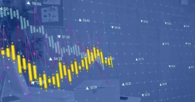 Ofis masasında finansal veri işleme animasyonu. Küresel iş, finans, hesaplama ve veri işleme kavramı dijital olarak oluşturulmuş video.