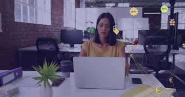 Ofisteki dizüstü bilgisayarını kullanarak düşünceli melez kadının etrafında dönen dijital simgelerin dünya animasyonu. Küresel ağ ve iş teknolojisi kavramı