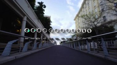Şehir köprüsünde yürüyen insanların hızlandırılmış istatistiksel veri işlemlerinin animasyonu. Bilgisayar arayüzü ve iş veri teknolojisi kavramı
