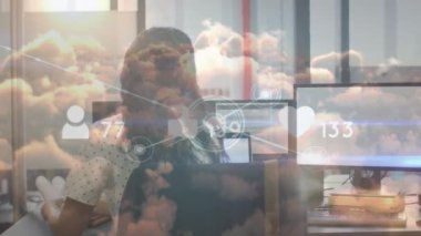 Beyaz erkek ve kadın meslektaşlar üzerinde ağ animasyonu ofiste ve bulutlarda planları geçiyor. Dijital olarak oluşturulan küresel iletişim, iş ve ağ konsepti.