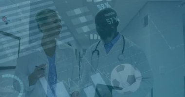 Çeşitli doktorlar üzerinde finansal veri işleme animasyonu. Küresel tıp, bilgisayar ve veri işleme kavramı dijital olarak oluşturulmuş video.