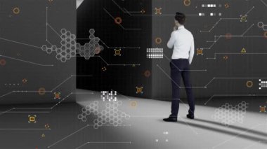 Kafkasyalı iş adamının labirent üzerinden veri işleme animasyonu. Küresel iş, finans, bilgisayar ve veri işleme kavramı dijital olarak oluşturulmuş video.