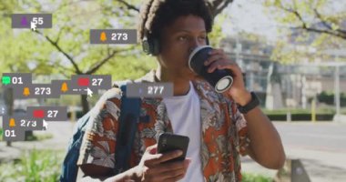 Sokakta akıllı telefon kullanarak kahve içen Afro-Amerikan bir adamın sosyal medya ikonlarının animasyonu. Sosyal medya ağı ve iş teknolojisi kavramı